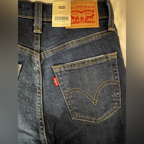 Levi's High-Rise Mom Jeans - Picture 12 of 12